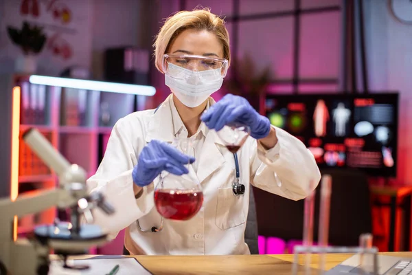 Female Scientists Doctor Testing Drugs Prevent Destroy New Strains Virus — Zdjęcie stockowe