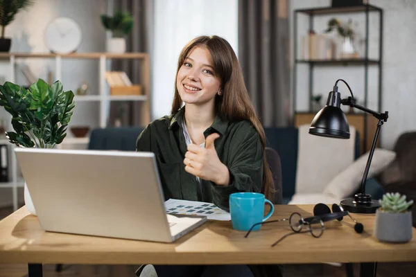 Beautiful Caucasian Woman Long Dark Hair Sitting Desk Typing Laptop — Stockfoto