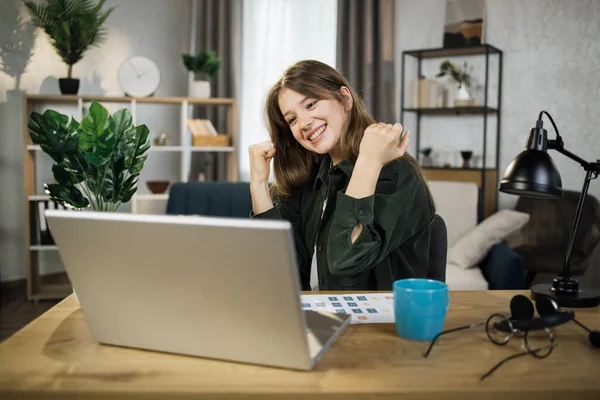 Happy Caucasian Woman Student Casual Wear Sitting Table Modern Laptop — Fotografia de Stock