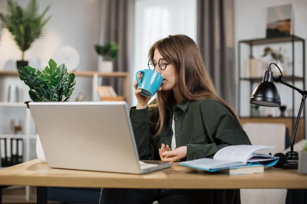 Attractive Woman Using Modern Laptop While Sitting Desk Drinking Hot — Stock Fotó