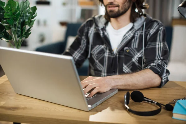 Close Hands Bearded Man Sitting Desk Typing Laptop Focused Male — Stockfoto