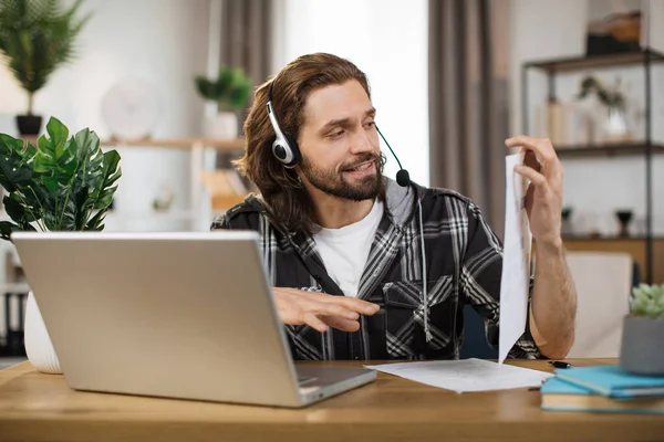 Bearded Caucasian Man Presenting Financial Report Colleagues Video Call Laptop — Stok fotoğraf