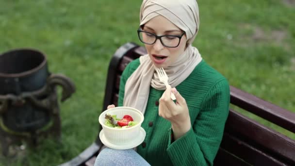 Close Cropped View Muslim Woman Holding Vegetable Salad Plastic Bowl — Stok video