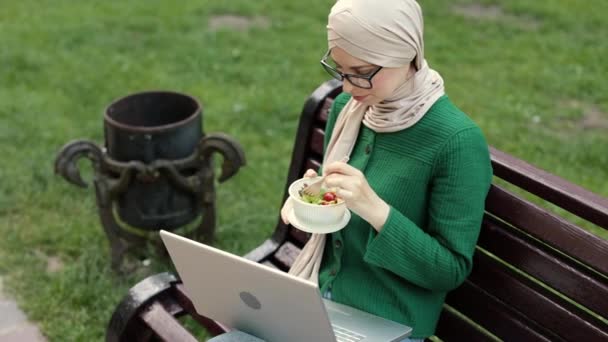 Attractive Muslim Business Woman Eating Healthy Salad While Having Break — Stock Video