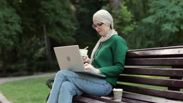 Happy Smiling Muslim Businesswoman Eating Healthy Salad Break Sitting Bench — Αρχείο Βίντεο