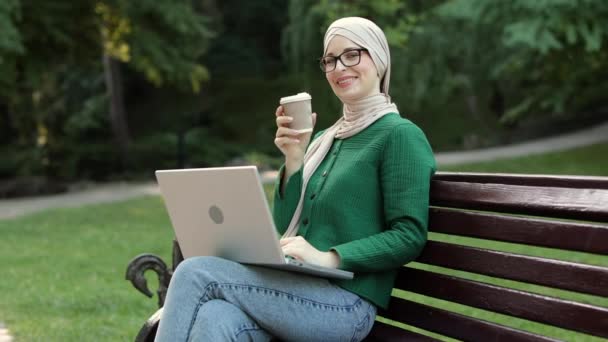 Attractive Muslim Business Woman Drinking Coffee While Having Break Work — Wideo stockowe