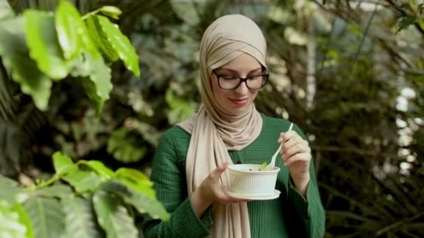 Cheerful Muslim Woman Eating Healthy Lunch Spa Female Casual Clothes — Vídeos de Stock