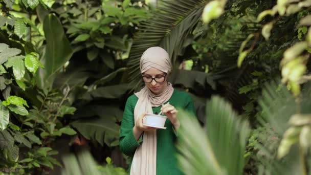 Χαμογελώντας Muslim Επιχειρηματίας Τρώει Υγιή Σαλάτα Ενώ Έχουν Διάλειμμα Κατά — Αρχείο Βίντεο