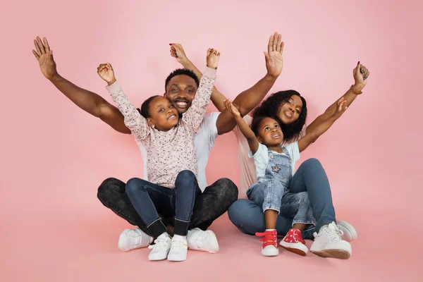 Family Fun Young African American Parents Spending Time Little Daughters — Foto de Stock
