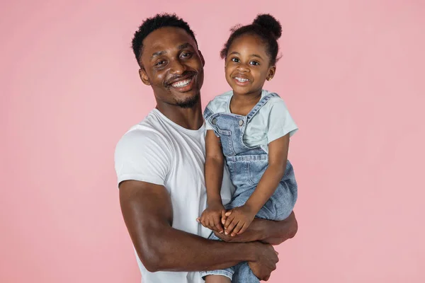 Cheerful Little African American Girl Bushy Hair Smiling Daddys Hands — Foto de Stock