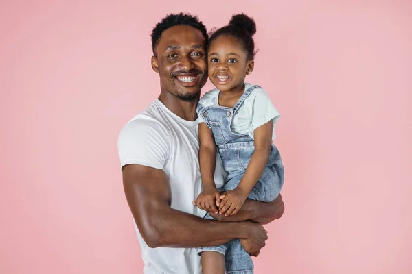 Father Daughter Connection Close Portrait Positive African Man Little Girl — Foto de Stock