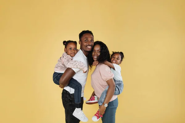 Time Family Overjoyed African American Family Laughing Posing Isolated Yellow — Foto de Stock