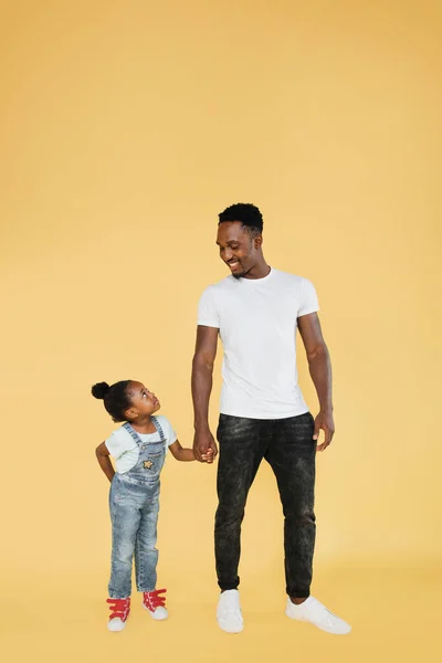 Childhood Parenthood Concept Vertical Shot Pretty Little African Girl Her — Foto de Stock