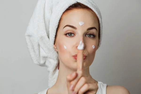 Caucasian Young Woman Using Moisturising Cream Smoothing Skin Face Adorable — Stock Photo, Image