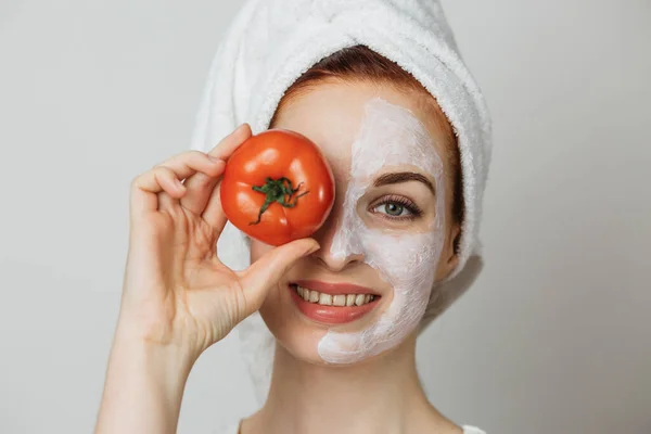 Portrait Smiling Young Woman Cosmetic Mask Half Face Holding Slice — Fotografia de Stock