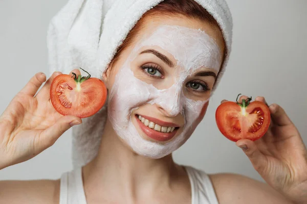 Portrait Caucasian Young Woman Holding Slices Tomato While Posing Studio — Stok Foto