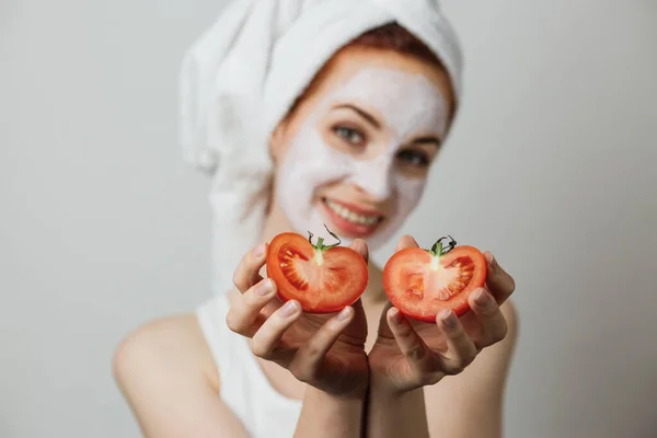 Smiling Young Woman Holding Two Halves Tomato Her Face White — Stok Foto