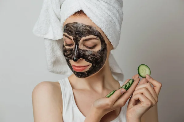 Beautiful Young Woman Black Cosmetic Mask Face Towel Holding Slices — Stok Foto
