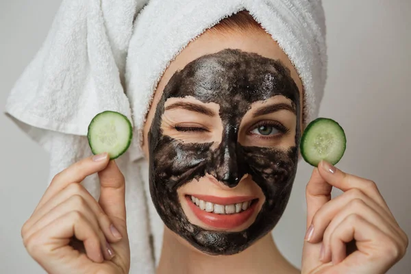 Smiling Young Woman White Clay Mask Face Holding Slices Fresh — Fotografia de Stock