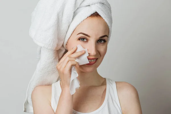 Attractive Young Caucasian Woman Her Hair Wrapped Towel Removing Make — Stock fotografie