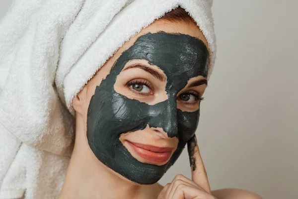 Attractive Young Woman Posing Studio Black Clay Mask Her Face — Stock fotografie