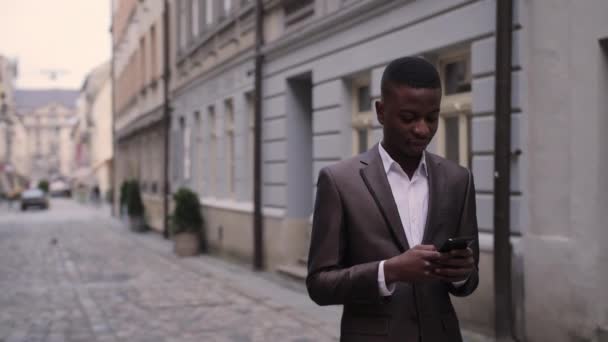 Sebevědomý Afro Americký Podnikatel Stylovém Obleku Stojící Ulici Používající Smartphone — Stock video