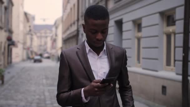Щасливий Африканець Одягнений Елегантний Костюм Тримає Сучасний Смартфон Руках Стоячи — стокове відео
