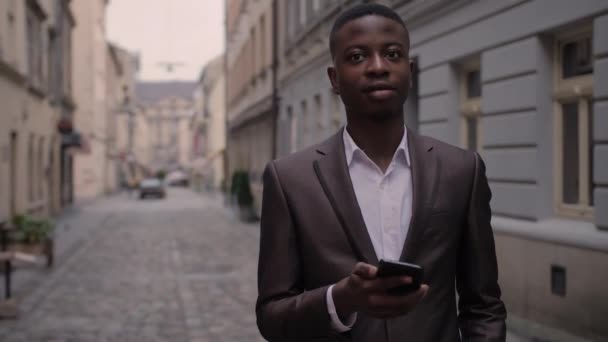 Красивий Африканський Хлопець Стильному Діловому Костюмі Перевіряє Електронні Листи Сучасному — стокове відео