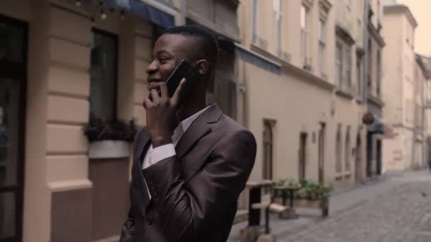 Šťastný Afro Americký Podnikatel Používající Moderní Smartphone Pro Práci Konverzaci — Stock video