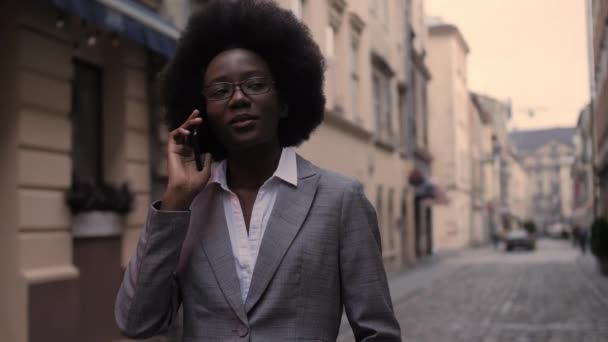 Krásná Africká Žena Stylovém Obleku Mluvit Mobil Při Chůzi Ulici — Stock video