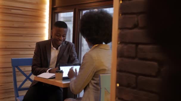 Dos Socios Africanos Sentados Acogedora Cafetería Durante Reunión Trabajo Joven — Vídeo de stock