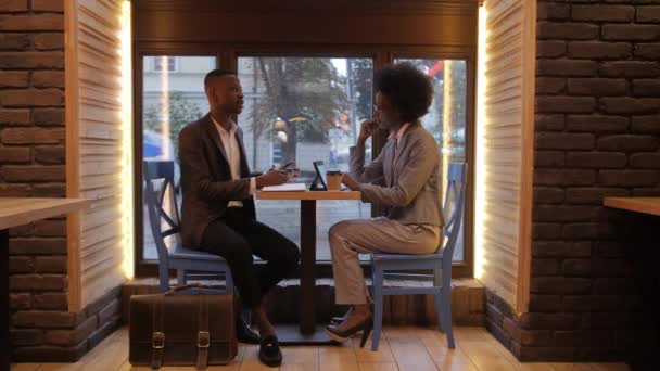 Два Молодых Африканца Формальной Одежде Сидят Столом Кафе Цифровыми Планшетами — стоковое видео