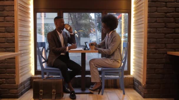 Homme Une Femme Afro Américains Souriants Qui Boivent Café Frais — Video