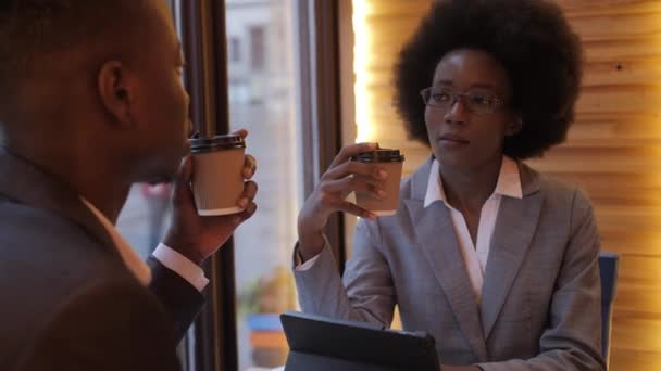 Sorrindo Afro Americano Homem Mulher Bebendo Café Fresco Café Enquanto — Vídeo de Stock