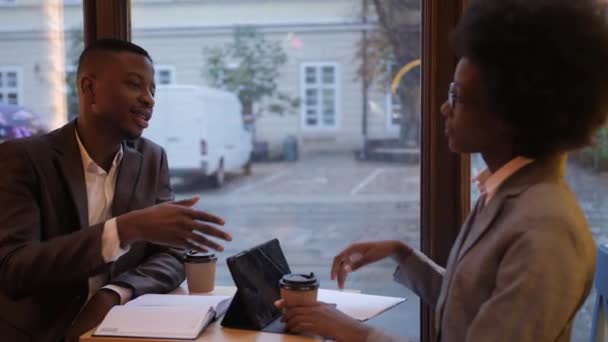Twee Afrikaanse Zakenpartners Schudden Elkaar Hand Een Succesvolle Werkconferentie Glimlachende — Stockvideo