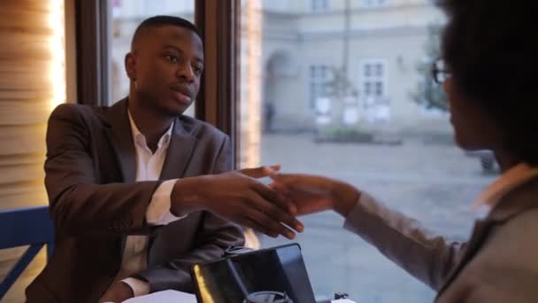 Afro Amerikan Adamlarının Kafede Otururken Pazarlık Yaptıkları Için Sıkışıyorlar Kahve — Stok video