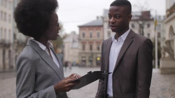 Afrikanische Männer Und Frauen Businesskleidung Stehen Auf Der Straße Und — Stockvideo