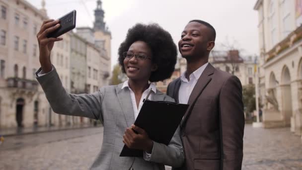 Empresários Afro Americanos Bem Sucedidos Juntos Rua Cidade Tirando Selfie — Vídeo de Stock