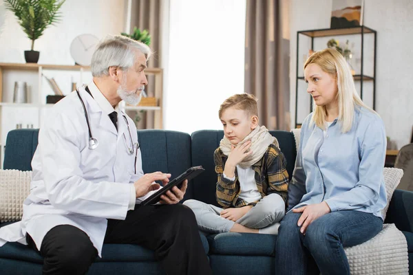 Mature Doctor Visits Little Sick Boy Patient His Mother Home — 图库照片