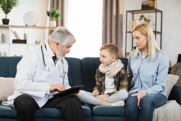 Front View Smiling Mature Male Doctor Sitting Sofa His Patient — 스톡 사진