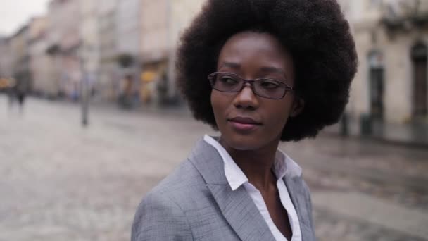 Close Portrait Bushy Afro American Business Lady Stylish Outfit Outdoors — стоковое видео