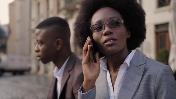 Attractive African Woman Business Suit Sitting Wooden Bench Talking Mobile — 图库视频影像