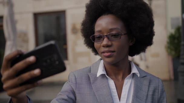 Wesoła Kobieta Biznesu Okularach Garniturze Formalnym Przy Użyciu Nowoczesnego Smartfona — Wideo stockowe