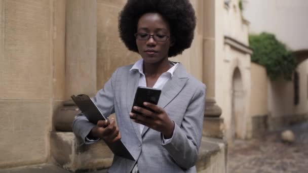 Attractive Business African Woman Standing City Street Clipboard Modern Smartphone — Αρχείο Βίντεο