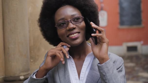 Красивая Африканка Деловом Костюме Разговаривает Улице Занятая Девушка Очках Современным — стоковое видео