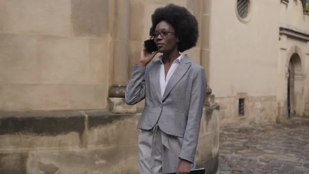 Femeia Africană Succes Costum Afaceri Folosind Smartphone Modern Pentru Conversații — Videoclip de stoc