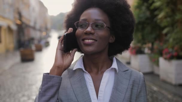 Atraktivní Afro Obchodní Žena Brýlích Obleku Mluvit Mobilu Dívat Stranou — Stock video