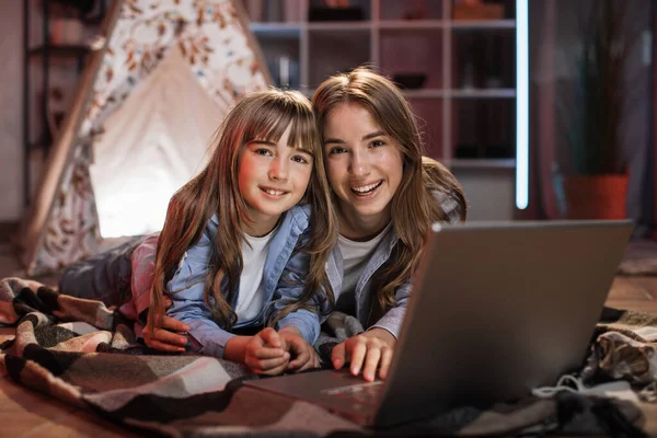 Beautiful Cute Sisters Friends Lying Floor Embrace Wigwam Using Laptop — Stockfoto