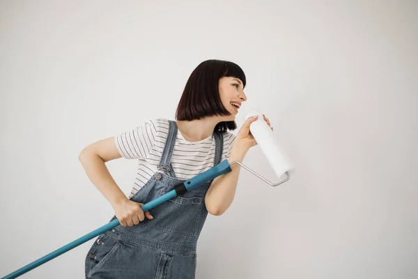 Felice Carino Canto Femminile Caucasico Utilizzando Pennello Rullo Come Microfono — Foto Stock