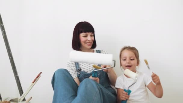 Vrolijke Blanke Vrouw Moeder Haar Schattige Kleine Meisje Dochter Zitten — Stockvideo